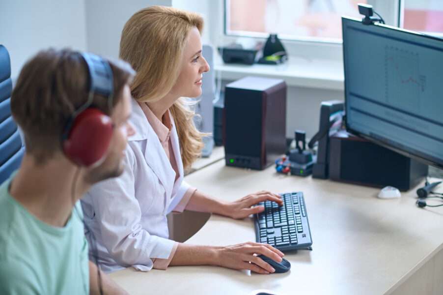 Paciente realizando teste de audiometria vocal