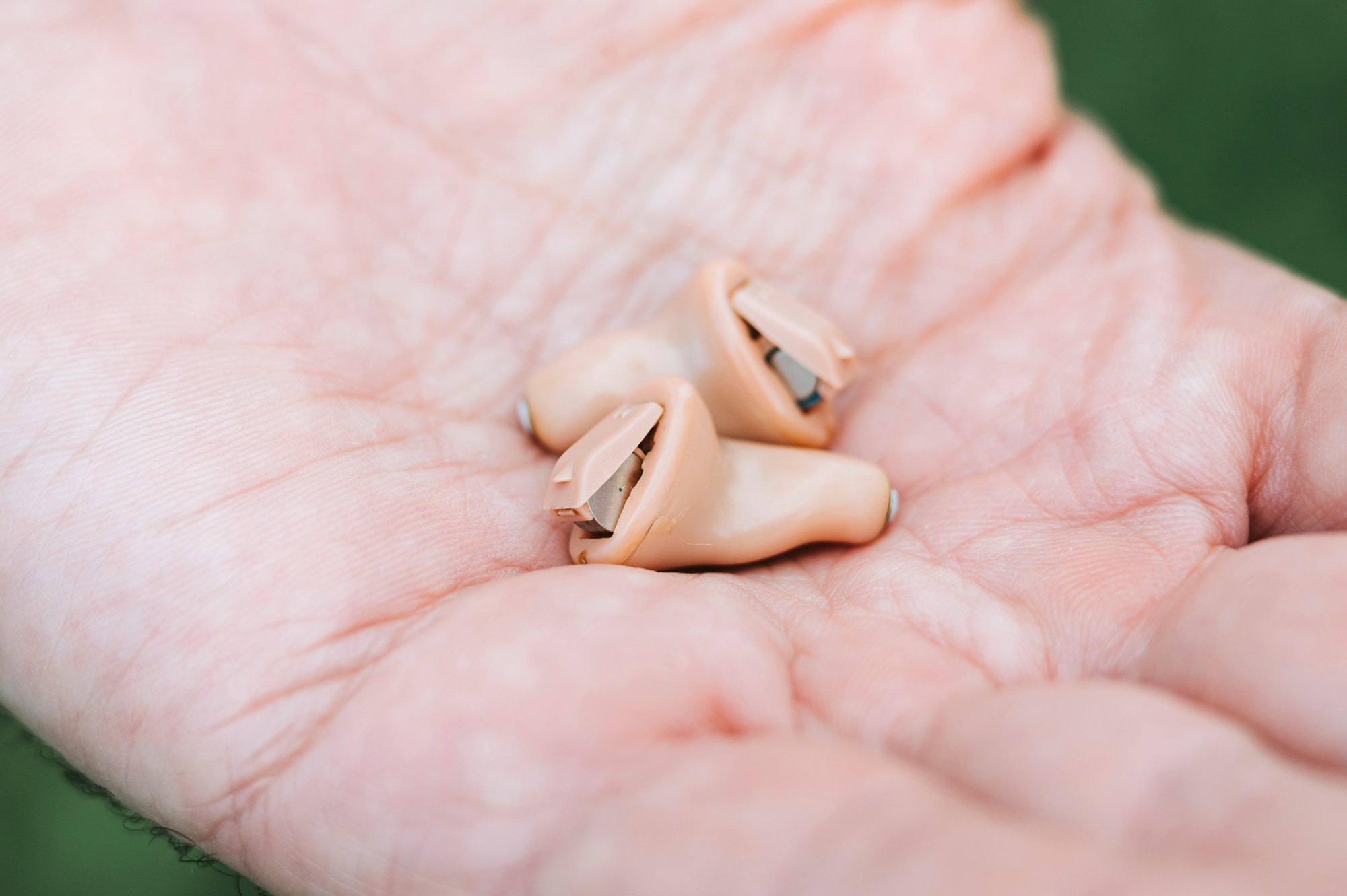 Os perigos dos amplificadores auditivos
